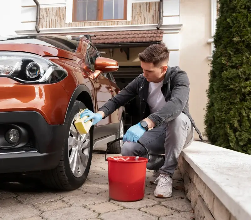 Lavage auto à domicile Jû-Belloc : professionnel intervenant sur un véhicule